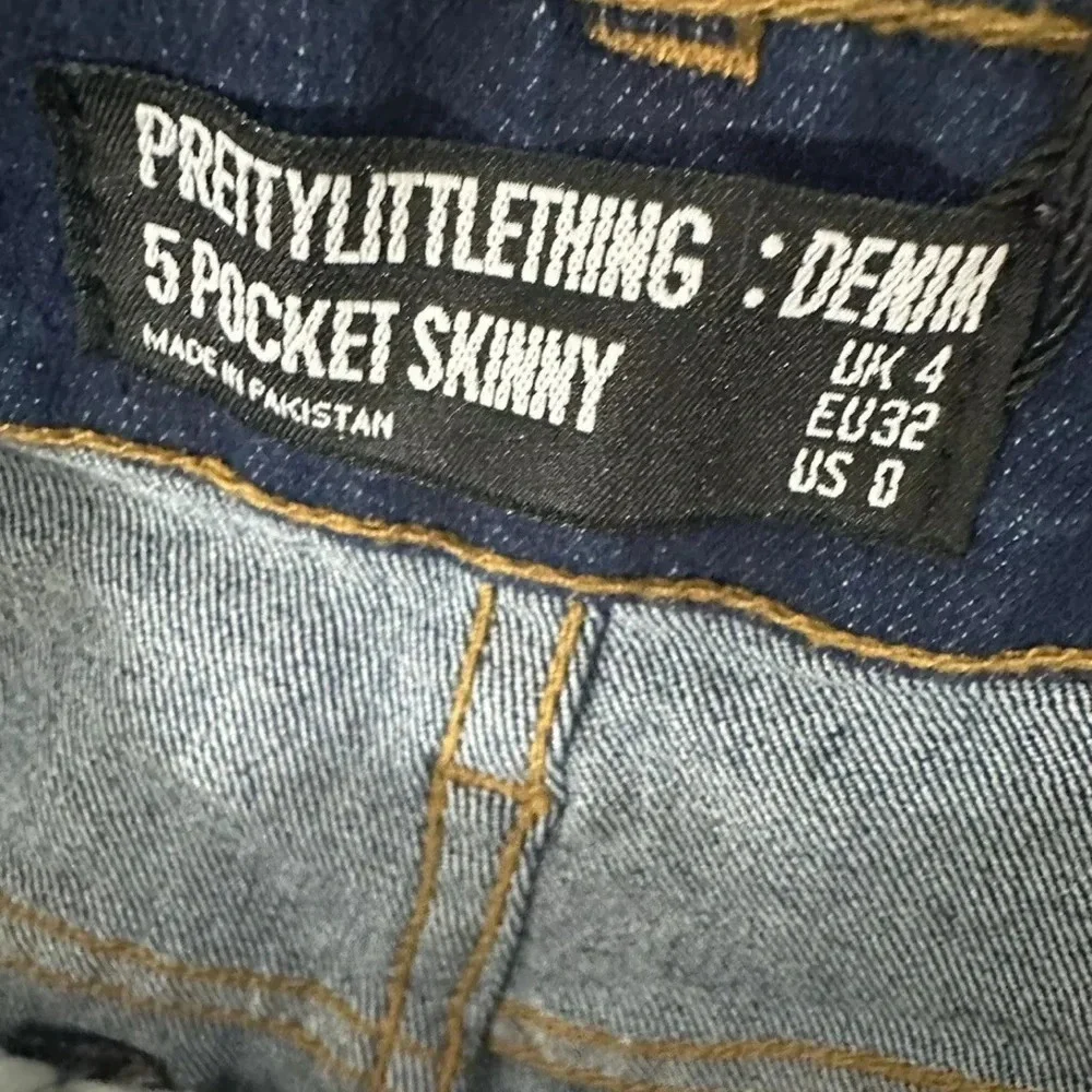 NWT PrettyLittleThing Denim Dark Wash Hi Rise 5 Pocket Skinny Jeans Sz 0 Ripped - Picture 5 of 11